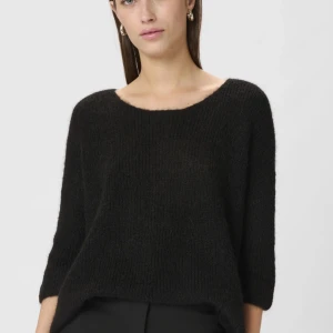 Svart stickad tröja soaked in luxury  - Säljer en stilren svart stickad tröja med trekvartsärmar. Perfekt för en avslappnad och elegant look. Tröjan har en rund halsringning och en lös passform som ger en bekväm känsla. Storlek xs