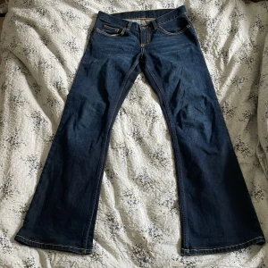 Blå lågmidjade bootcut jeans - Snygga blå bootcut jeans med stretch. Säljer då de tyvärr är för små för mig. Storleken är 28men skulle säga att de är mer som en 26. Skriv till mig ifall du har någon fråga / vill ha fler bilder ❤️❤️.                          Mått (+-1cm)  : midja =36cm mätt rakt över, längd = 94cm, benlängd = 70cm, gren = 19cm 
