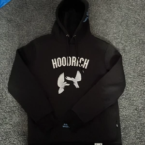 Svart hoodie från Hoodrich - Kommer med jd påsen. JAG ACCEPTERAR INTE BUD PÅ 300!Priset kan deskuteras så länge det är ett RIMLIGT PRIS