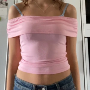 Rosa offshoulder topp från Romwe (Shein) - Säljer en söt rosa offshoulder topp från Romwe (Shein). Toppen har en elastisk kant upptill och är tillverkad i ett mjukt material. Prislapparna sitter kvar för tyckte inte den passade på mig så har bara provat den.