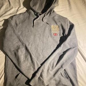 Grå hoodie från Morris - Säljer en stilren grå hoodie från Morris i storlek XS.  Pris kan diskuteras och skicka frågor vid funderingar