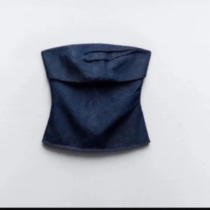 Mörkblå tubtopp - Snygg mörkblå tubtopp i jeansmaterial. Den är snygg till både fest eller till vardags. As najs och utsåld från Zara! Den har en zip där bak som man drar upp vilket också är en skit snygg detalj🤍