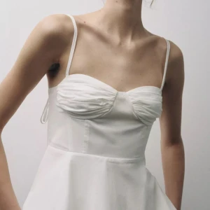 Vit korsett-topp med tunna axelband - Helt oanvänt topp från zara💗