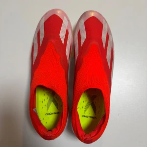 ADIDAS X CRAZYFAST ELITE LACELESS FG - Snygga fotbollsskor som är i 9/10 skick använda några gånger men som jag nu har vuxit ur, dessa är i storlek 40 2/3 