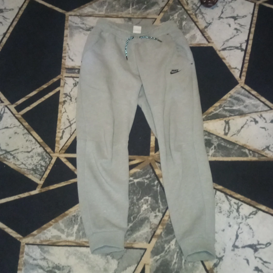 Grå mjukisbyxor från Nike