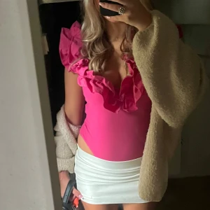 Populär Rosa body Zara - Säljer en snygg rosa body från Zara med volangdetaljer. Bodyn är ärmlös och har en djup v-ringning. Perfekt för att sticka ut med en färgglad stil. Köpt i Danmark använd en gång. Storlek m men sitter som s . Egna bilder! 