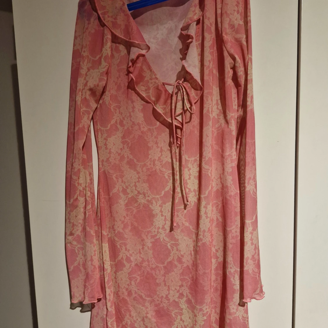 Rosa mönstrad mesh klänning med volangdetaljer - 1