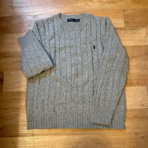 Stickad Ralph Lauren Tröja - Tjena, säljer min Ralph Lauren tröja i väldigt gott skick. Använd ett fåtal gånger och är i prima kondition 🙌Hör av er ifall det dyker upp några funderingar 🤝 