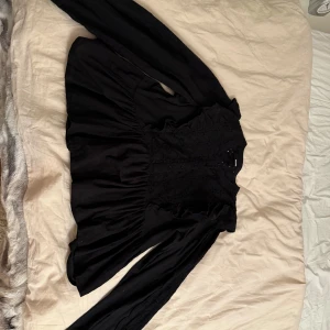 Svart blus från Bik Bok - Säljer min svarta blus från Bik Bok i storlek S. Använt men i sparsamt skick💕. Perfekt till vardags eller till något festligt. Vid snabba köp kan priset diskuteras. Skriv till mig om fler bilder eller frågor ! 💓