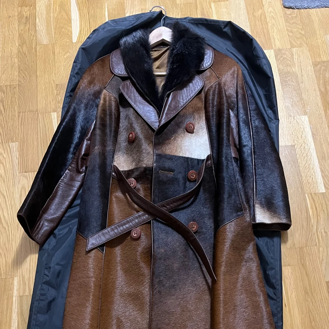 Brun pälsjacka med bälte - 2