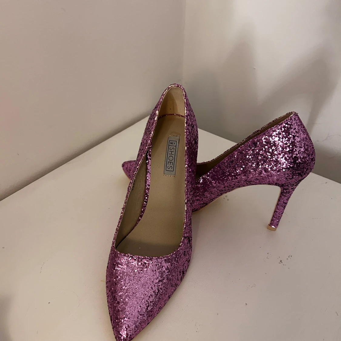 Rosa/lila glittriga pumps från Dune