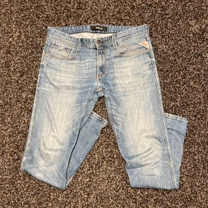 Ljus blå Replay jeans  - Snygga ljusblå jeans från Replay. Modell: Straight Skick 9/10 knappt använt. Nypris: 1600kr. Pm:a vid frågor 