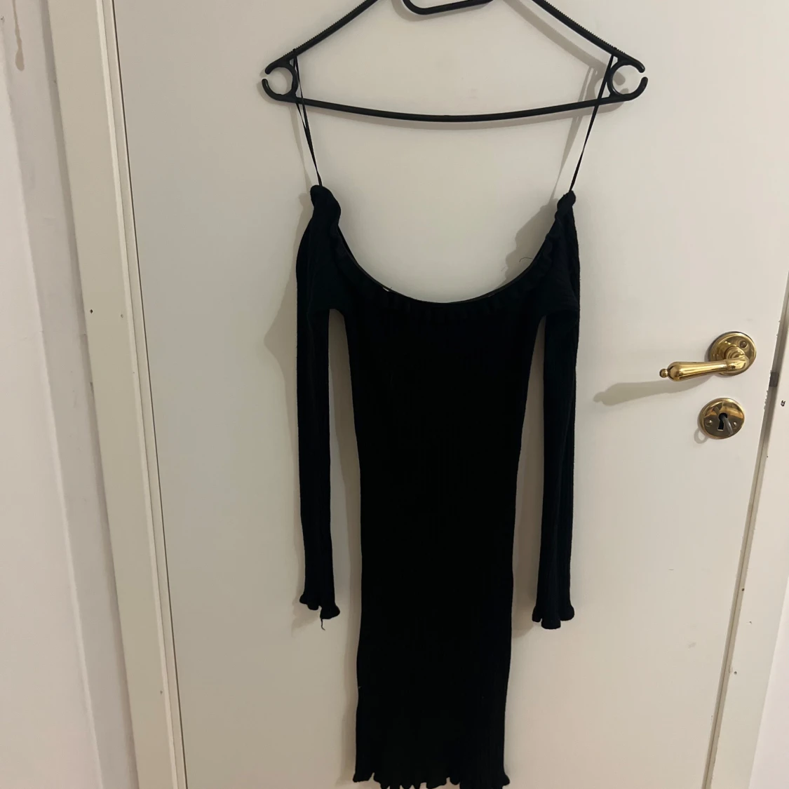 Svart offshoulder långärmad klänning - 1