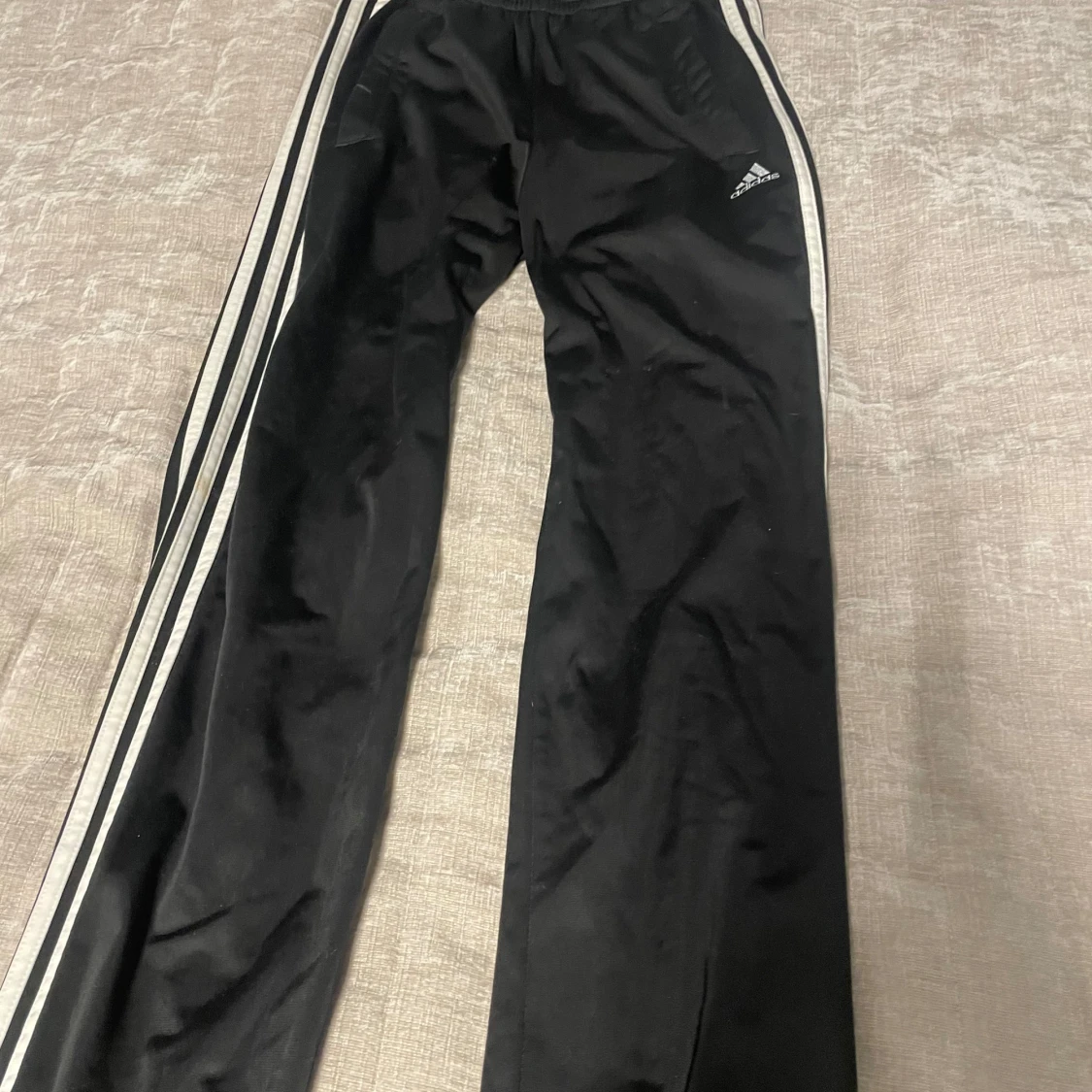 Svarta adidas byxor - 1