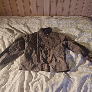 Brun jacka från InWear - Säljer en snygg brun jacka från InWear med knappar framtill och två bröstfickor. Jackan har en klassisk design med långa ärmar och en rak passform. Lite använd, bra skick. Orginalpris ca 1000