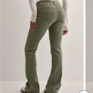 Nelly Low Waist Bootcut Stitch Jeans - Så snygga gröna lågmidjade jeans i flare/bootcut modell från Nelly. Säljer pågrund av att de va lite för stora för mig. Helt nya med prislappen kvar. Slutsålda i st 38. Ställ gärna frågor om du undrar något 🤩💕