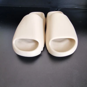 YEEZY SLIDES  - Helt oanvända YZY Slides med låda och allt som kommer med.Har order bekräftelse från Adidas för att bevisa att de är äkta.