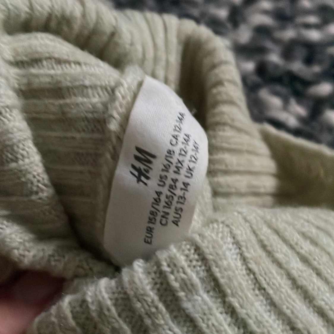 Stickad tröja som är turtle neck  - 3