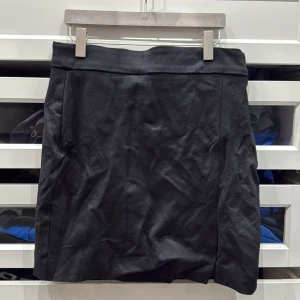 Svart kjol från H&M - Snygg svart kjol från H&M i en klassisk design. Kjolen har en enkel och stilren look med en normal passform. Perfekt för olika tillfällen och lätt att matcha med olika toppar.