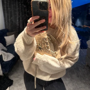 Stickad tröja - Vit stickad tröja med glitter