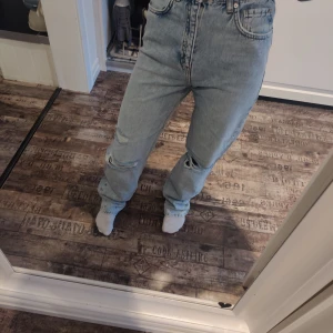 Ljusblå 90-talsinspirerade jeans - Säljer ett par straight 90s jeans från Ginatricot. Nya me lappar kvar 