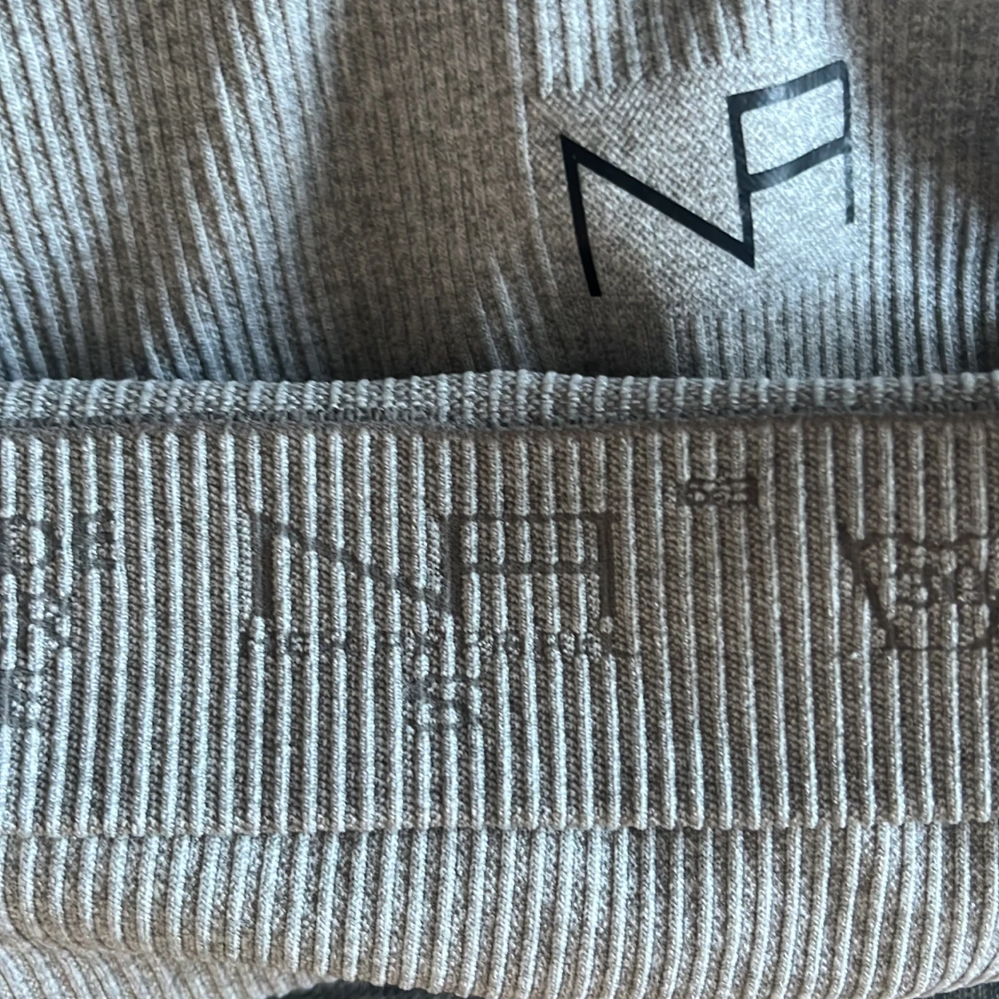 Grå ribbad croppad tröja från NA - 2