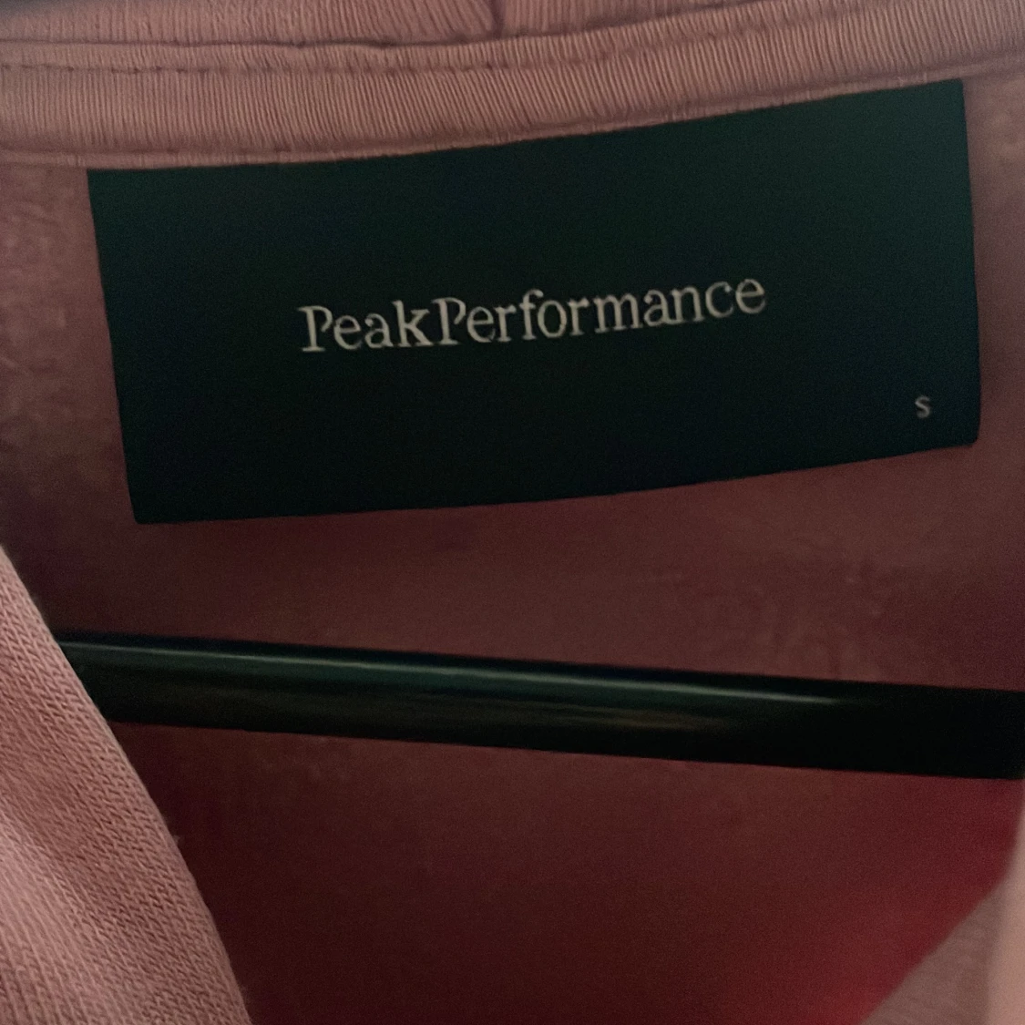Rosa hoodie från Peak Performance - 3