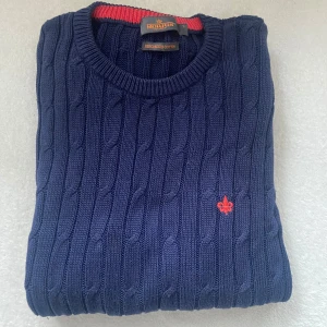 Mörkblå stickad tröja från Morris - Säljer en sjukt snygg marinblå stickad tröja från Morris i merceriserad bomull. Tröjan är i strl S men skulle säga att den sitter mer som en M. Jättebra skick, sparsamt använd. Hör gärna av dig vid minsta fundering, pris kan diskuteras vid snabb affär!