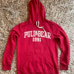Röd hoodie från Pull&Bear - Säljer en röd hoodie från Pull&Bear. Strl s. Bra skick. Skriv vid frågor.