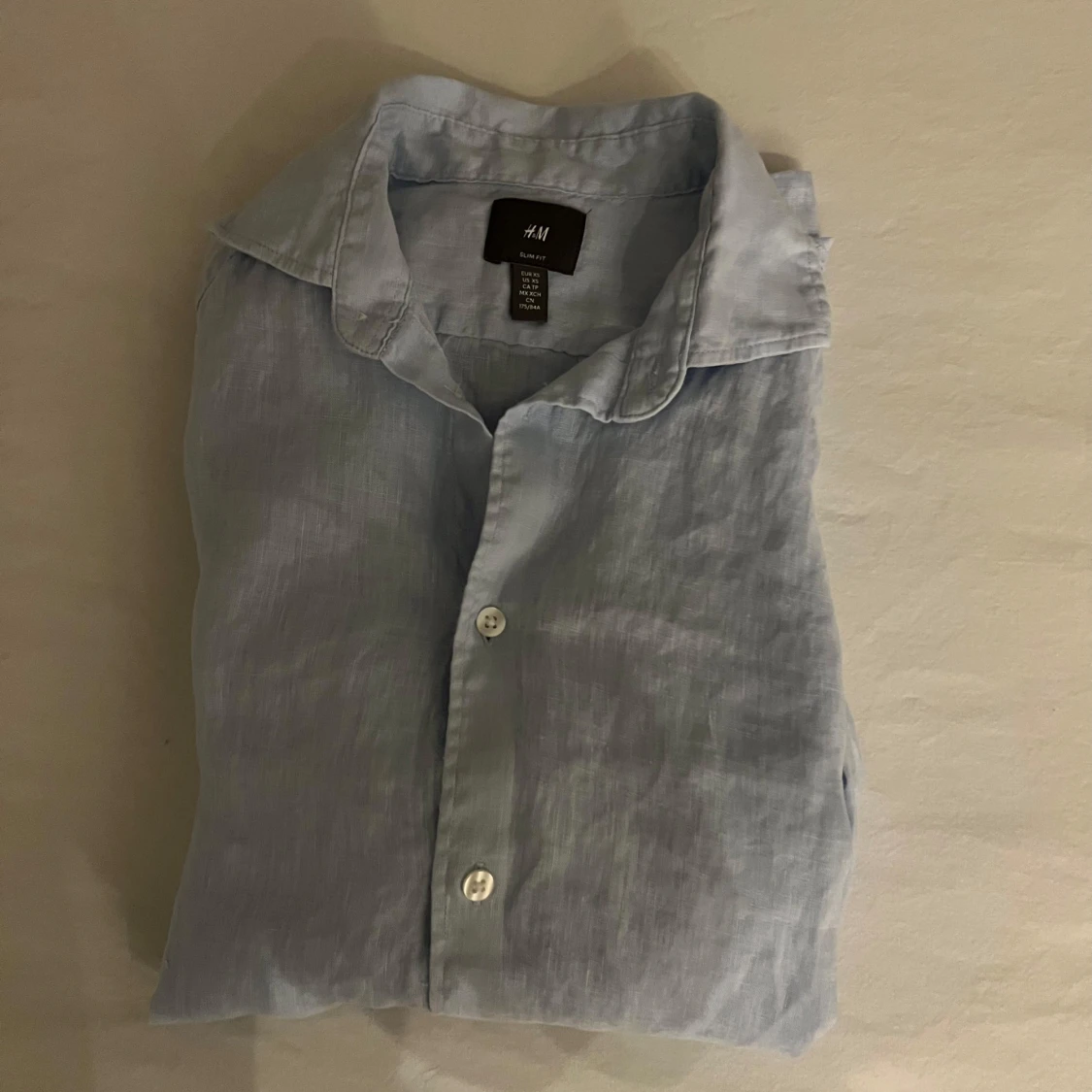 Ljusblå linneskjorta från H&M - 1