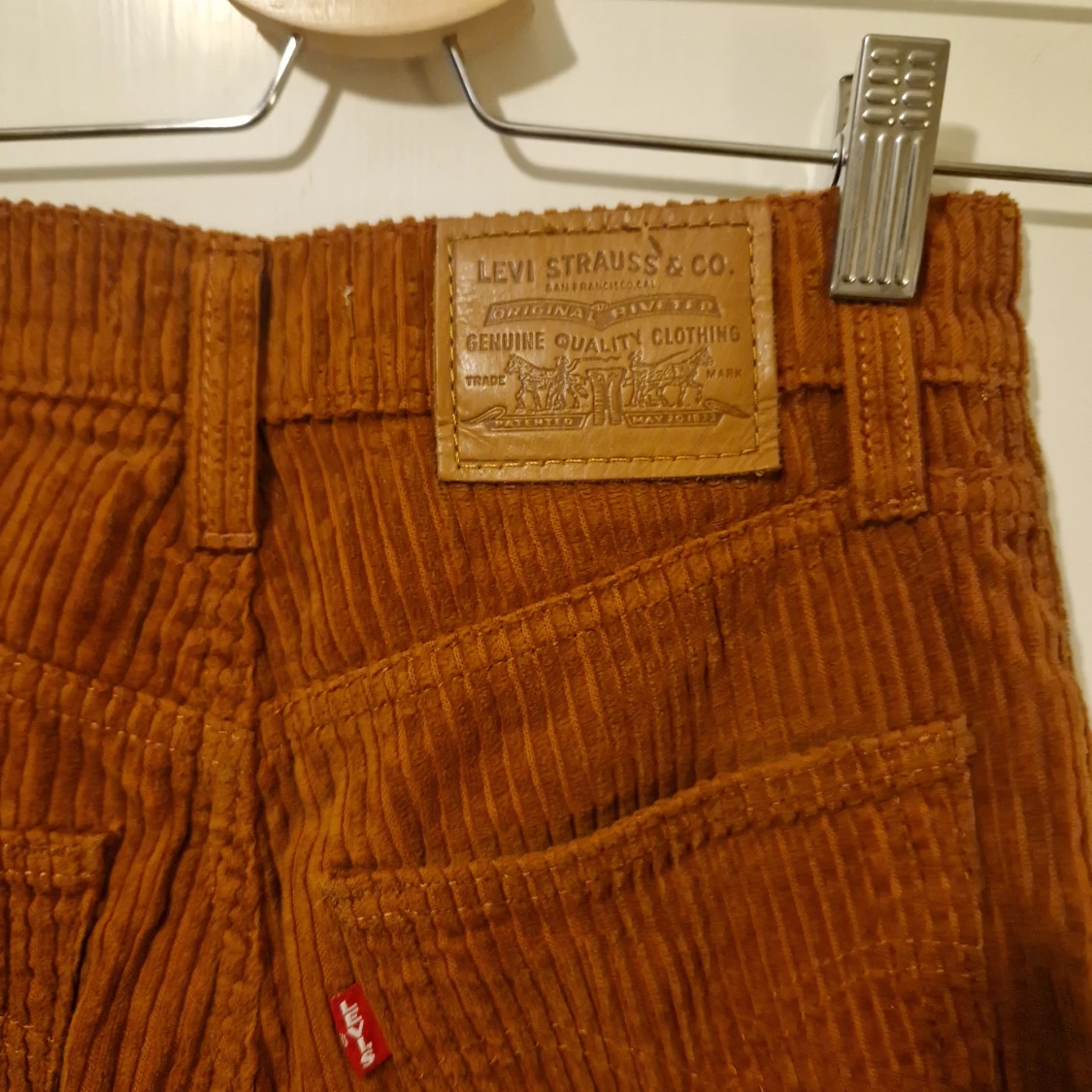 Orangebruna manchesterbyxor från Levi's - 2