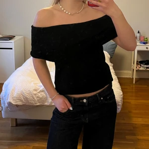 Stickad off shoulder topp  - Stickad off shoulder topp. Helt ny med lappen kvar. Säljer pga rensar min garderob💕 (finns massa mer kläder i nyskick med gratis frakt på min profil)