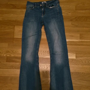 Blå flare out - Ganska nya flare out byxor. Inga hål i byxorna. Dem e fina o passar folk som är 160 cm till 167 typ😊.