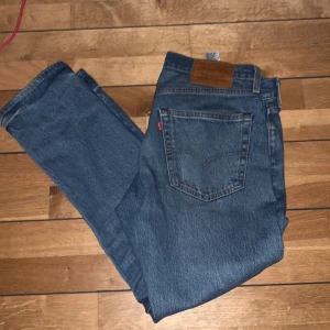 Blå jeans från Levi's - Klassiska blå jeans från Levi's med en rak passform. De har en traditionell femficksdesign och en knappgylf. Perfekta för en avslappnad stil. Nyköps pris ≈ 80$, för fler frågor gällande bilder/pris kontakta mig :)