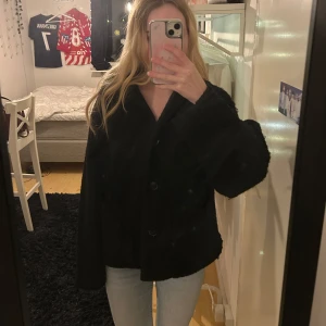 Svart kappa - Säljer denna kappa då den inte längre kommer till användning 😇är 160 för referens 