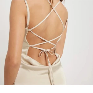 Balklänning  - Jättefin champagne färgad balklänning från Nelly. Orginalpris 899kr men köpt här på plick. Den är använd ett fåtal gånger och kemtvättad 2 pågrund av en fläck. Kom privat för egna bilder 🥰