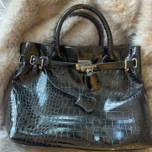 Vintage handväska - Snygg svart handväska med krokodilpräglat mönster och glänsande finish. 🫶🏻