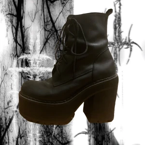 Svarta choke boots - Skitsnygga boots från unif, nypris 2385 kr, knappt använda❣️