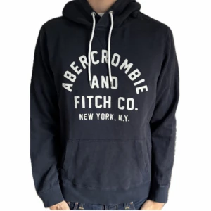 Abercrombie and Fitch hoodie - Inga defekter | modell är 185, väger 69 kg | fraktar spårbart📍