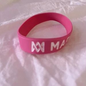 M&M armband rosa - Rosa m&m armband från mmstore