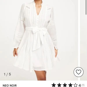 Vit klänning från Neo Noir - Säljer en elegant vit klänning från Neo Noir med långa ärmar och knytband i midjan. Endast andvänd 1 gång, nypris är 899 kr och den säljs inte längre! Passar perfekt inför stundent eller skolavslutning🥰skriv för fler bilder!