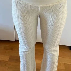 Vita stickade byxor - Intressekoll. Vita stickade byxor med låg midja, bootcut!!💕