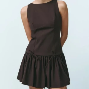 Zara klänning  - Snygg brun  klänning med med små knytten/rosetter fram till. Den är från zara men är helt slutsåld🫶🏽