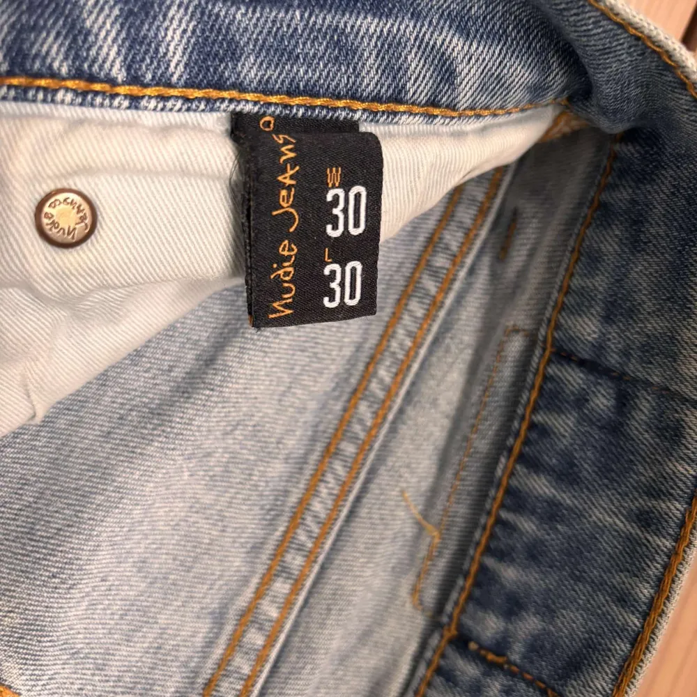 Blå nudie jeans/ strl 30/30/ bra skick/ ihop sydda i skrevet/ kom med pris förslag . Farkut & Housut.