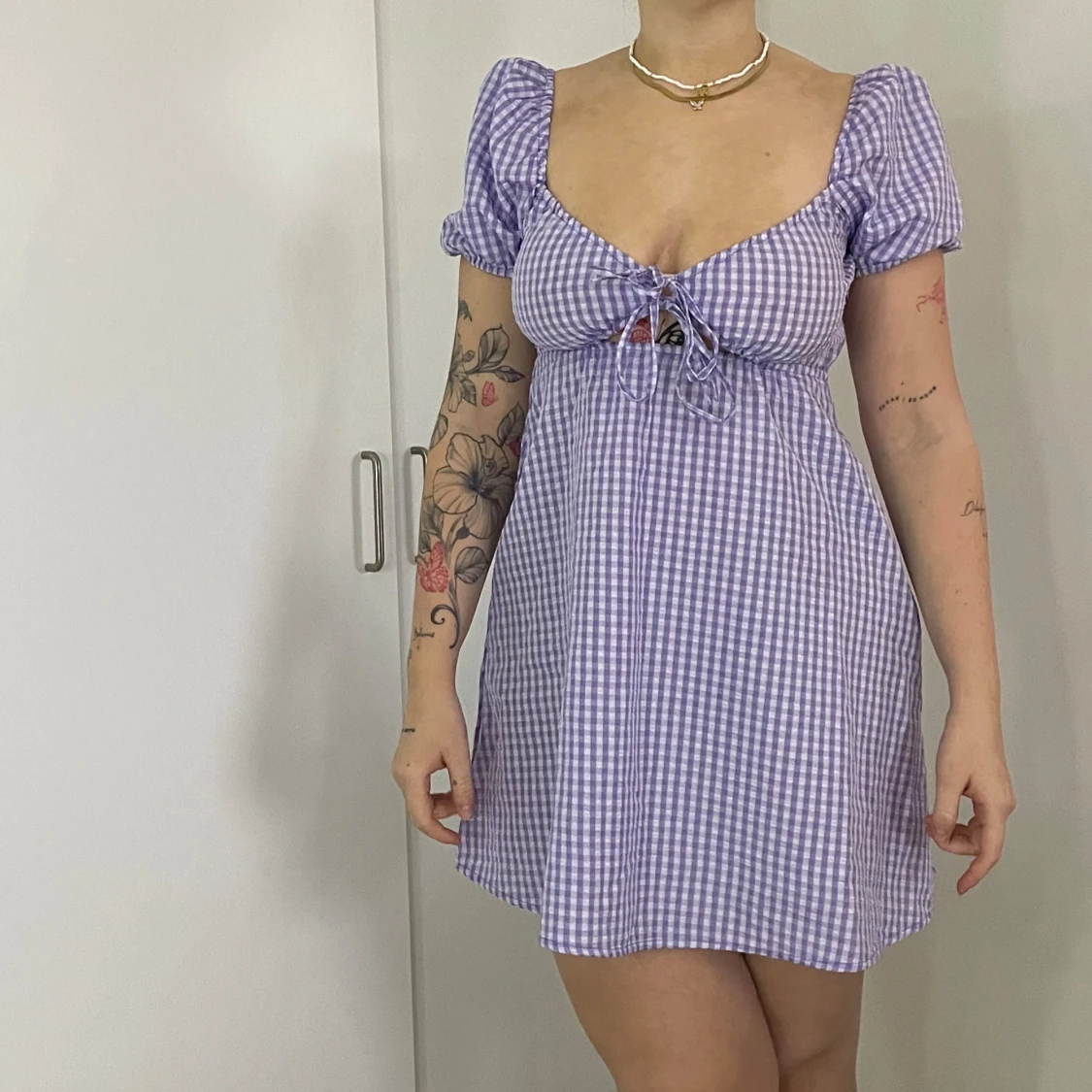 Lila rutig klänning med puffärmar