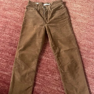 Bruna manchesterbyxor från Levi's - Snygga bruna manchesterbyxor från Levi's med en straight passform. Storlek 25. Jättebra skick