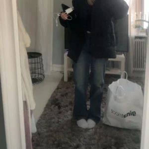 Blå jeans från Divided - Säljer ett par klassiska blå jeans från Divided/H&M. Super snygga som jag tyvärr knappt använt.