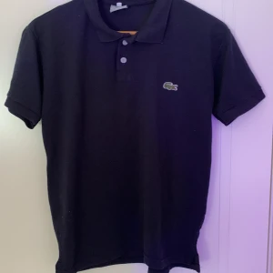 Lacoste polo - Mörk blå polo från Lacoste