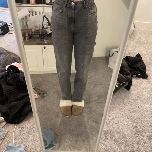 Grå jeans från Perfect Jeans - Snygga grå jeans från Perfect Jeans med en klassisk straight fit. De har en hög midja och är perfekta för en avslappnad stil. Jeansen har en dragkedja och knapp framtill.