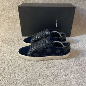 Saint Laurent skor - Yves saint Laurent skor som är riktigt feta. I storlek 40.5. För mer frågor eller bilder är det bara att höra av sig!